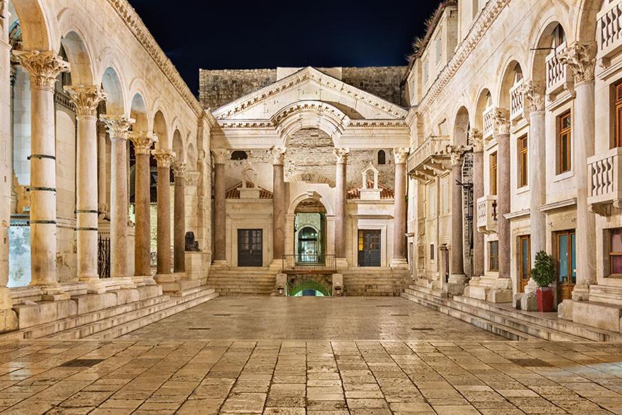 Luxury In Ancient City Apartament Split